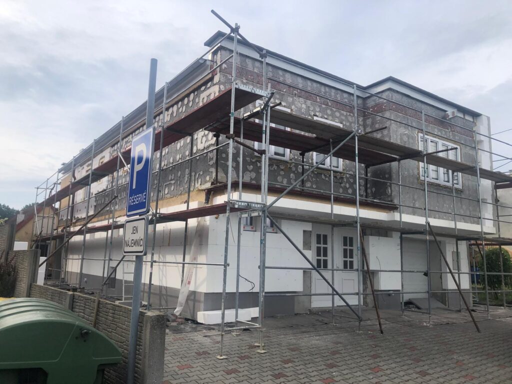 Realizace fasády a dodávka žaluzií a dveří – Vráblovec